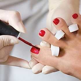 Педикюр с красным покрытием - работы выпускников студии Relaks Me