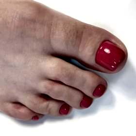 Педикюр с темно-красным покрытием - работы выпускников студии Relaks Me