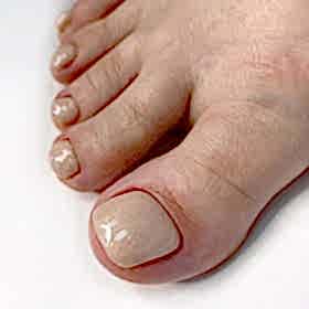 Педикюр с бежевым покрытием - работы выпускников студии Relaks Me