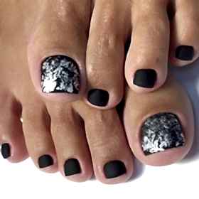 Педикюр с черным покрытием - работы выпускников студии Relaks Me