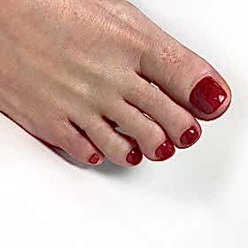 Педикюр с вишневым покрытием - работы выпускников студии Relaks Me
