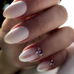 Маникюр со стразами - работы выпускников студии Relaks Me