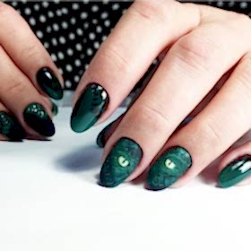 Змеиный дизайн на ногтях - работы выпускников студии Relaks Me