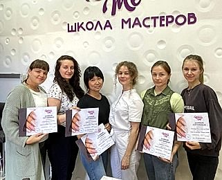 Выпускники студии RELAKSME с сертификатами