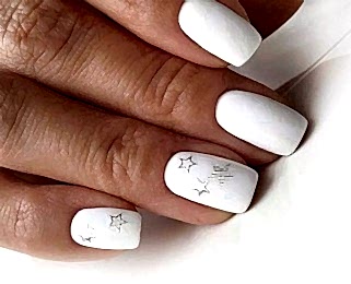 Белый маникюр со звездами