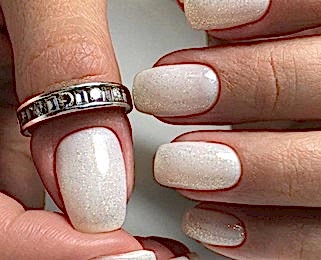 Белый перламутровый маникюр