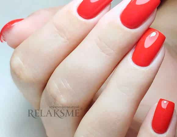 Ярко-красный маникюр