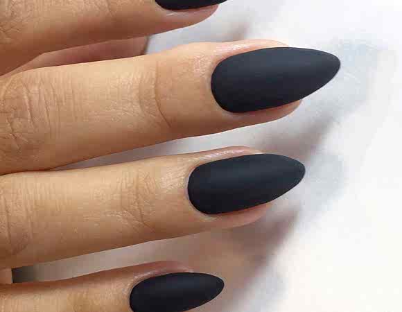 Черный матовый маникюр