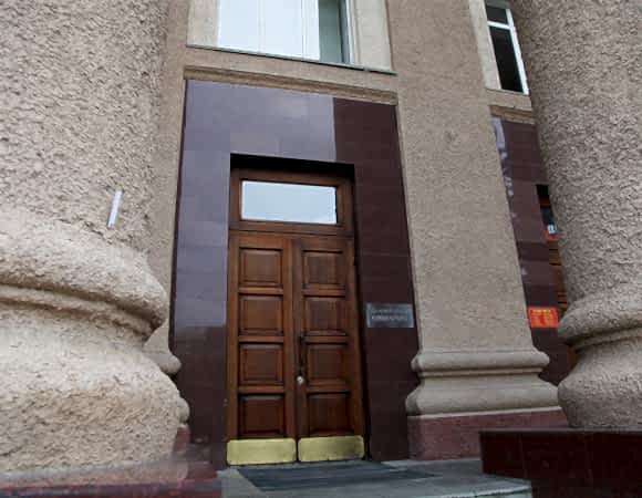 Вход в здание, в котором расположена школа маникюра и педикюра Relaks Me