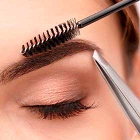 Коррекция бровей пинцетом