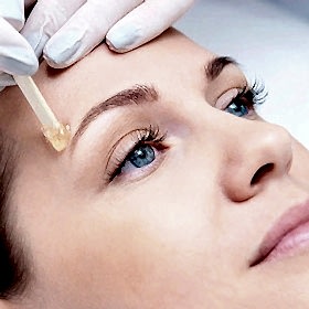 Коррекция бровей воском