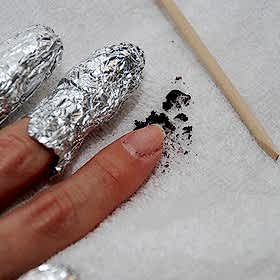 Снятие лака с ногтей