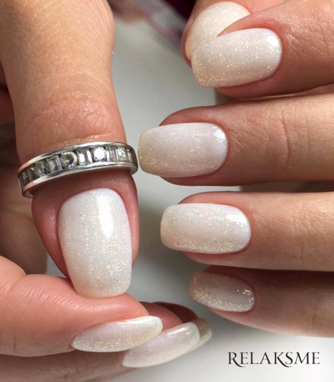 Белый перламутровый маникюр